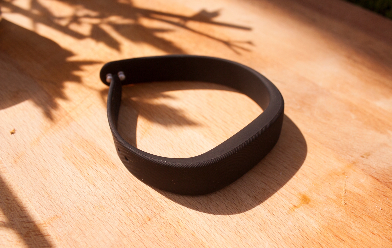 Smartband de color negro en una mesa de madera